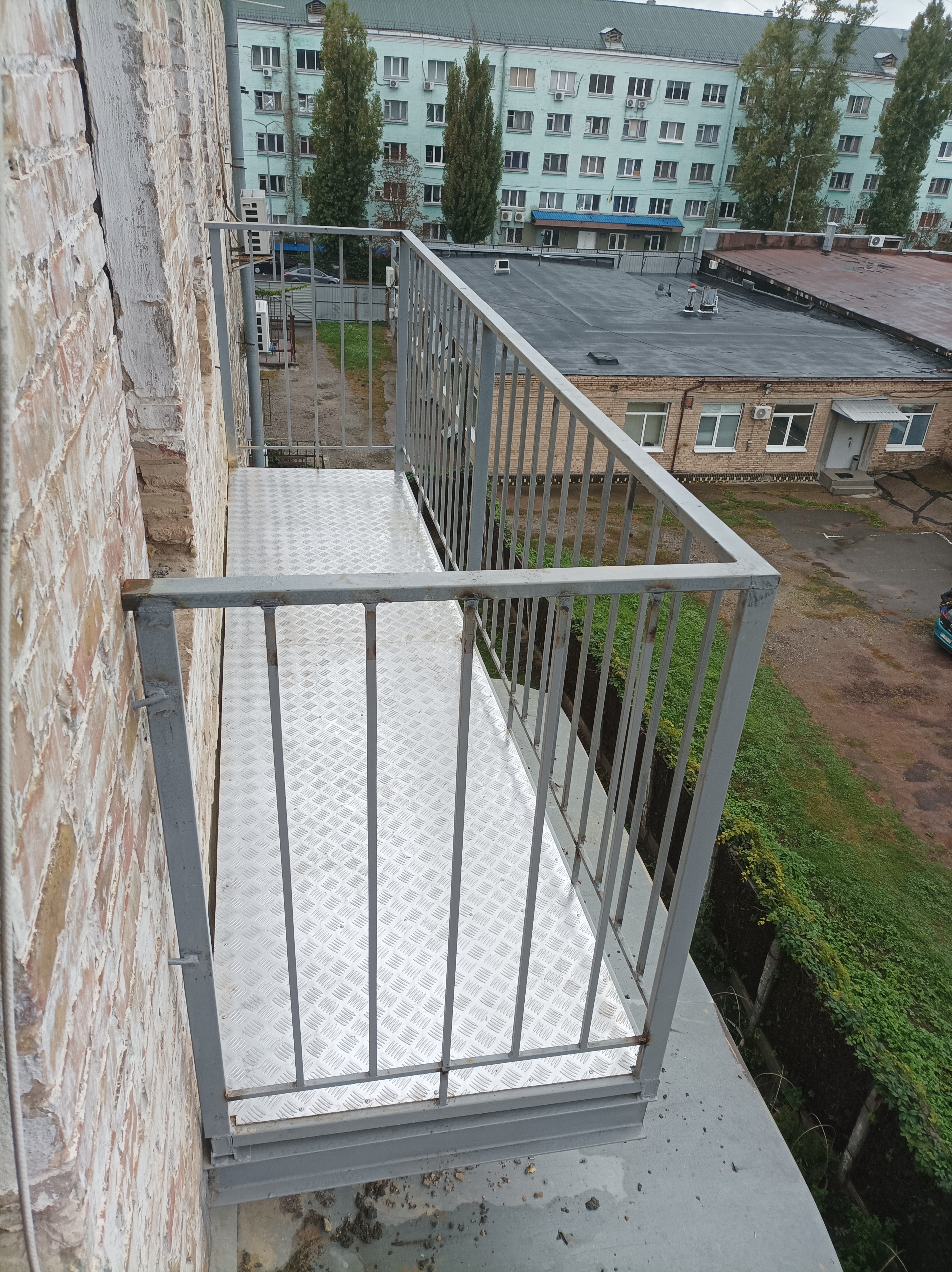 Балкон з нуля. Несуча частина - металопрокат, покриття - алюміній.