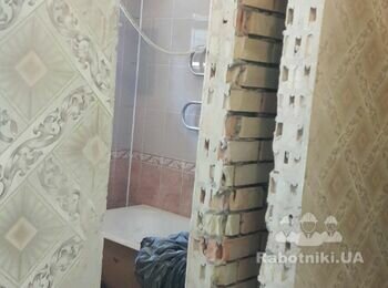 дверной проем в кирпичной стене
