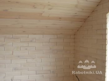 Стены -"кирпич" 250 мм, потолок-погонаж, сосна  окрашена  в белый цвет