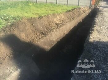 Земляные работы под опорную стену с дренажем.