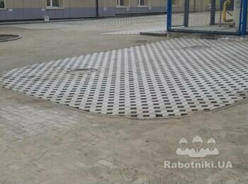 Укладка ФЭМ на территории бизнес центра в Киеве.