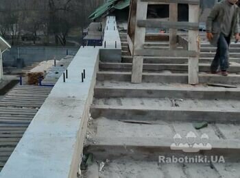 Достройка дополнительного этажа на административном здании. Заливка пояса.