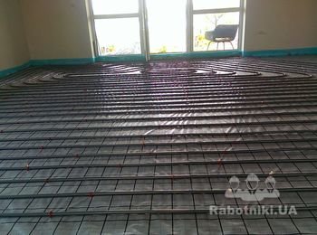 Поверх всего "пирога" укладывается труба "улиткой". Крепится к ЭППС при помощи гарпун-скобы. Они бывают как одиночные (россыпью), так и в кассетах для более быстрого монтажа при помощи такера.
