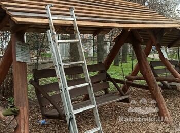 Замінили покрівлю над лавкою, підготовка для покриттям еко-захистом.