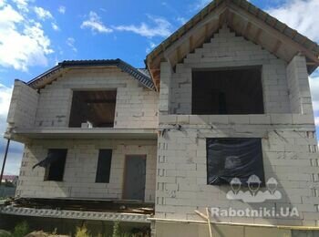 Змонтована покрівля в Київській області, важка для монтажу, тк як будинок має три балкони та два слухових вікна.