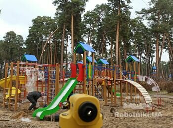 Процес збирання та виставлення в рівень дитячого майданчику в Чернігівській області, для подальшої заливки опорних лап бетоном М200.