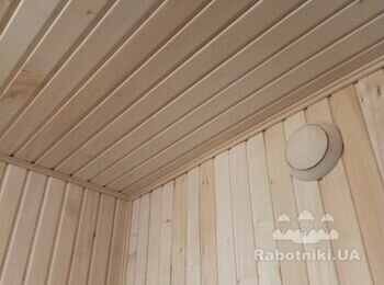 Внутрішній кут оздобленний плінтусом. Цікавий варіант "задвіжки" для провітрювання, регуляція як душа побажає. Вся поверхня вагонки підготовлена для нанесення масло-воску для парних.
