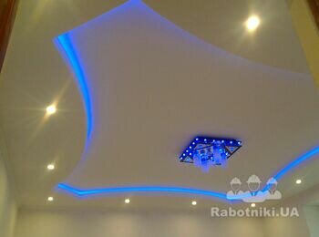 Двухуровневый потолок с встроенной подсветкой в частной квартире, ул Воробьевского Мирноград