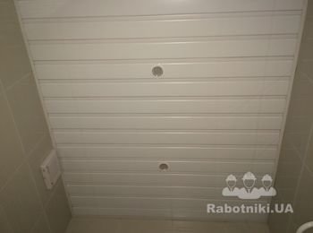 реечный потолок  в ванной комнате