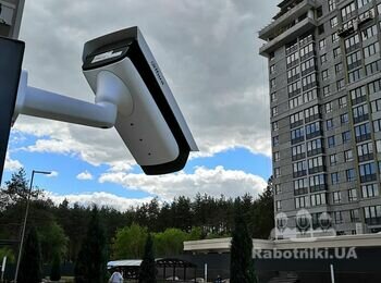 Установили камеры по распознованию номерных знаков в ЖК Центральный.