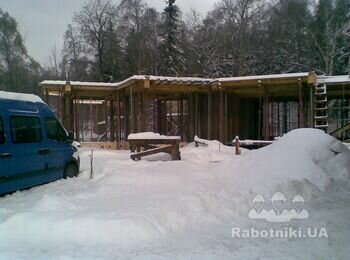 Екстримальні погодні умови але після 8 годин праці 8 робітників всежтаки розчистили від снігу опалубку моноліту та продовжили вчзку арматури