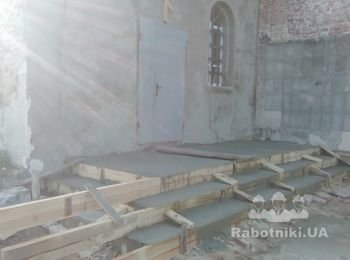 Фотографии одного с объектов где заливались монолитные ступеньки с площадкой (крыльцо).