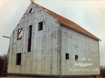 Виляд зі сторони двору. Продовгувасте вікно по середині - в леснічний марш.