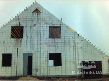 Вигляд зі сторони дороги. Головний вхід, і в'їзд в гараж.