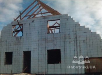 Вигляд зі сторони дороги. Іде процес зашивання фронтонів.