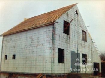 Будинок готовий до накриття даху металочерепицею.