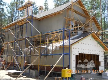 Ось в такому стані ми прийняли перший будинок. Це тільки на фотографії здається, що тут все нормально, а направду, попередні підрядники не дотрималися вартикальних рівнів. Нам прийшлося все переробляти.