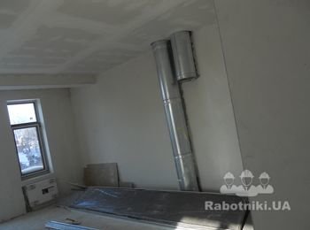 Пряма однорівнева стеля, зашили по бетонному перекриттю. Використовували анкерні дюбеля.