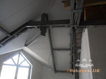 В таких складних конструкціях в процесі приймали рішення куди краще кріпитися. Тимчасово, за бажанням замовника, конструктивні елементи даху залишили відкритими.