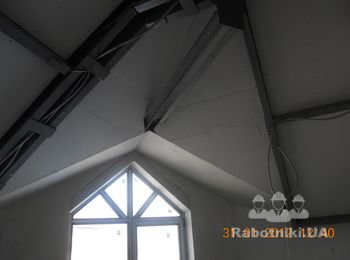 Подвійна симетрія, і вікна і складної арки, вимагала доброго виміру, тим більше що покрівельники на перепад у своїх конструкціях в 5 см. уваги не звертають.