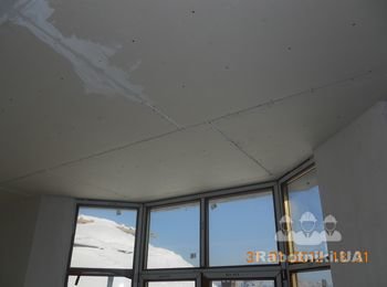 Горизонтальна стеля в один рівень.