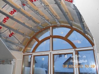 Арка в процесі монтування.