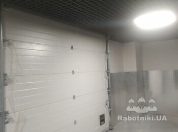 Ролет более 3.5 м в ширину полностью прячется в подвесной потолок Грильято.