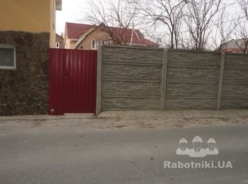 вид перед монтажем ворот и демонтажем забора.