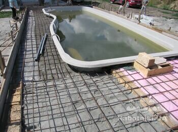 Строительство бассейнов Compass Pools, этап армирование чаши.