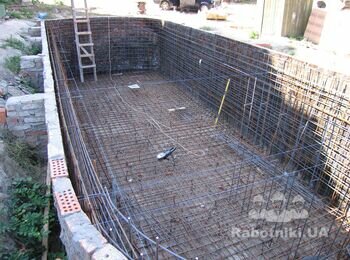 Этап строительства бетонного бассейна.