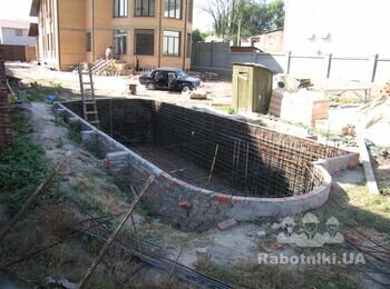 Этап строительства бетонного бассейна.
