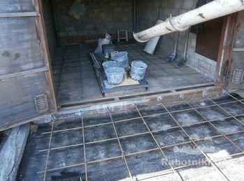 Подготовка к заливке бетона в гараже.