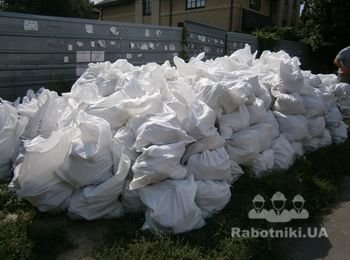 Подготовка мусора для погрузки в КамАЗ.