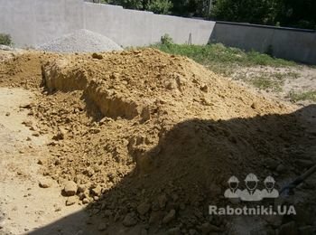 Складирование грунта перед погрузкой в грузовую машину.