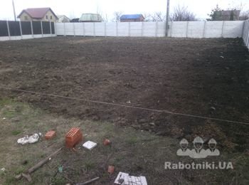 Перекапывание огорода в загородном доме.