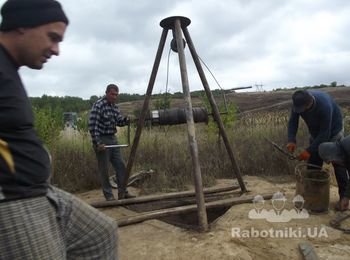 Викопать криницю та каналізацію під ключ,почистить криницю,
установить дубове дно.Продажа бетонних кругів усі розміри,
кришок,доміків для криниці.Доставка та монтаж.Київ та обл..
Земляні роботи под ключ.