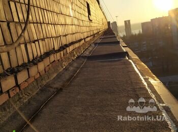 Запаяли верхний слой . Примыкания и швы которые по статистике в дальнейшем могут предоставляться угрозу промазали мастикой для уверенности в завтрашнем дне