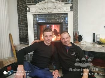 Камин с понорамной дверцей и гипсовым порталом.
"Празнование Нового года"