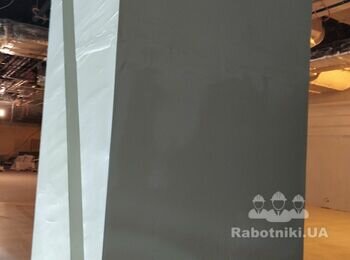 Декоративні колони першого поверху прибудови аеропорту Київ в Жулянах