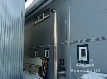 Снег по весне становится тяжелым и при сходе лавины может снести дымоход установленный по улице. Вопрос решается: установкой снегоулавливателей , дополнительным крепежем дымохода скобами или стеновым хомутом в области подшивной крыши.