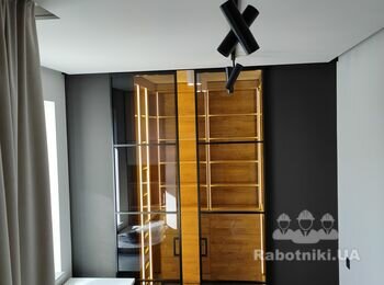 Розсувні склянні двері в гардеробну кімнату в алюмінієвому профілі зі шпросом.