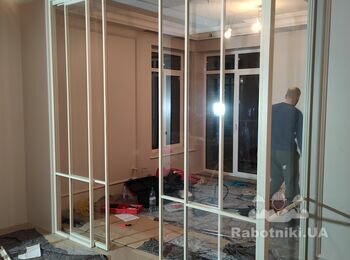 Монтаж міжкімнатної розсувної с-ма огородження. Скло ультраклін в алюмінієвій рамці зі шпросом.