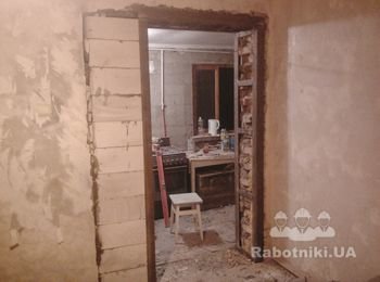 смещение дверного проема с его усилением