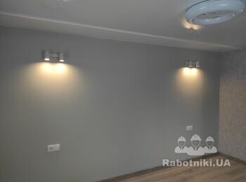 настенные бра, потолочный светильник, розетки, выключатели в спальне