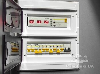 силовой распределительный щит с установкой реле напряжения и УЗО защитой в доме.