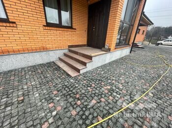 Бруківка 2 сторони пилята верх колотий 8:8:5 габро,лізник,покост. Ступень капустянський камінь термооброблений та полірований зроблений в індивідуальні розміри