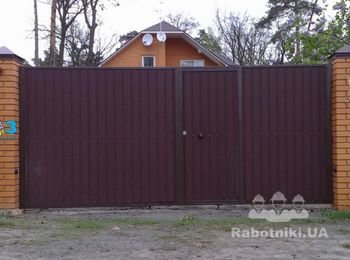 Ворота из профлиста зашитого в рамку