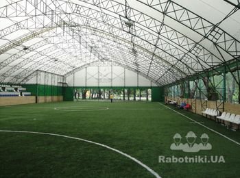 Металлоконструкция с тентовым покрытием для футбольного поля.