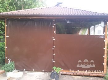 Стена для гаража из мягкой ткани с прозрачным окном.