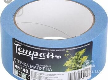 Малярный скотч без которого не обойтись на окнах и дверях.